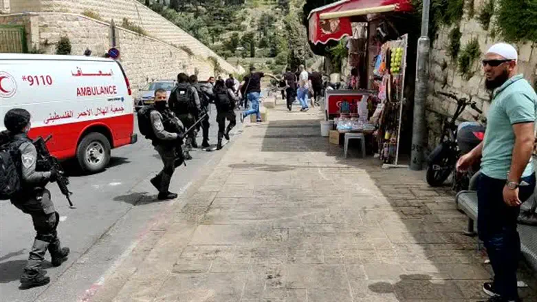 יידוי אבנים לעבר כוחות המשטרה בשער האריות