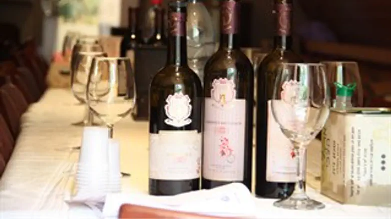 ין בקבוק בקבוקים כוסות יקב רחלים טורא