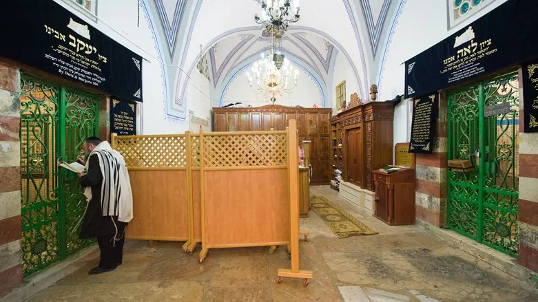 תפילה במערת המכפלה