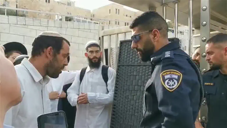 אורן הניג ופעילי ליב"ה בכניסה לעזרת ישראל