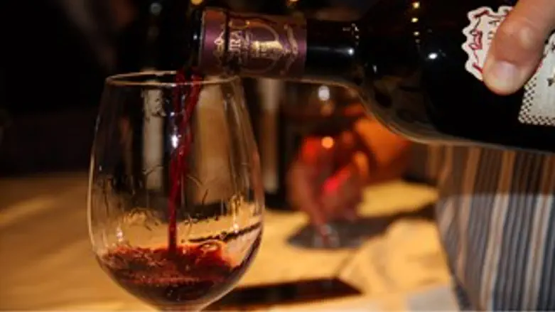 יין כוס מזיגה מוזג בקבוק יקב רחלים טורא