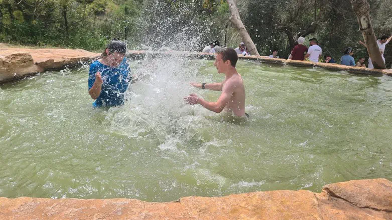 במים חם פחות