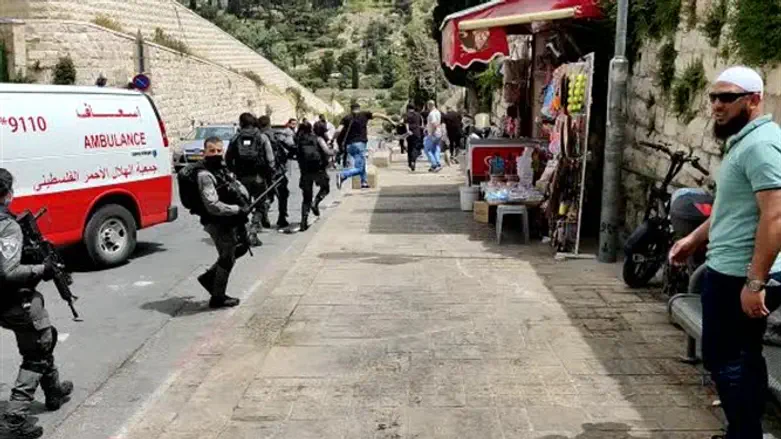 ידוי אבנים לעבר כוחות המשטרה בשער האריות