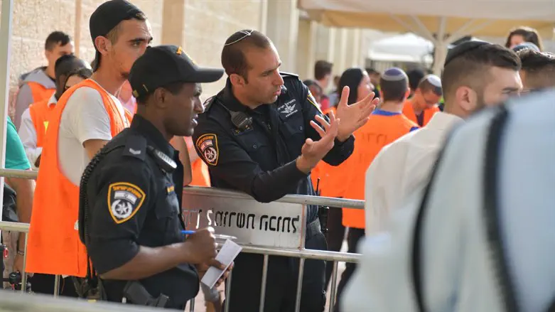 שוטרים ברחבת הכותל