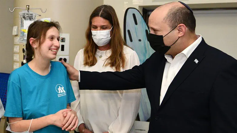 בנט במהלך הביקור במרכז הרפואי שניידר