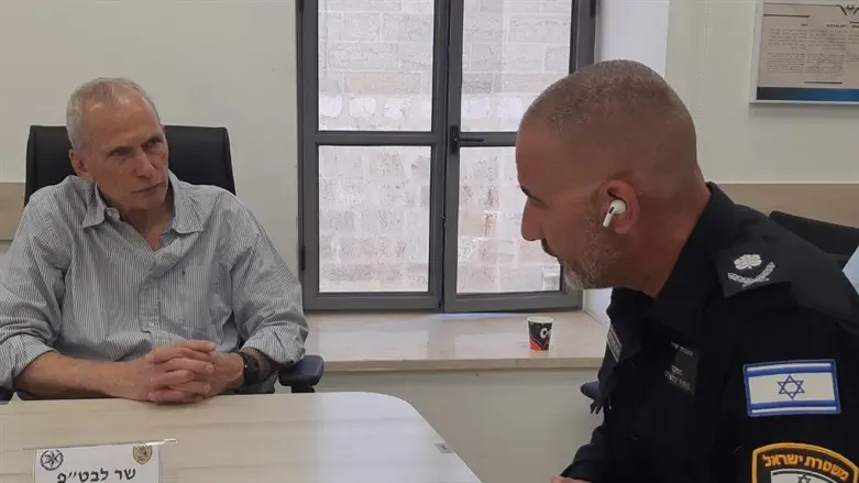 השר עמר בר לב בהערכת המצב