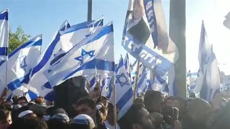 Марш с флагами,