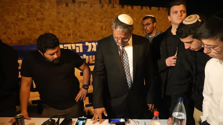 MK Ben Gvir at his new "office" just outside the Old City walls on Wednesday evening