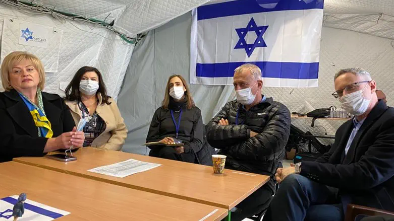 מימין לשמאל: שגריר ישראל, מנכ"ל משרד הבריאות, ראש המשלחת וראש המחוז של מוסטיסקה