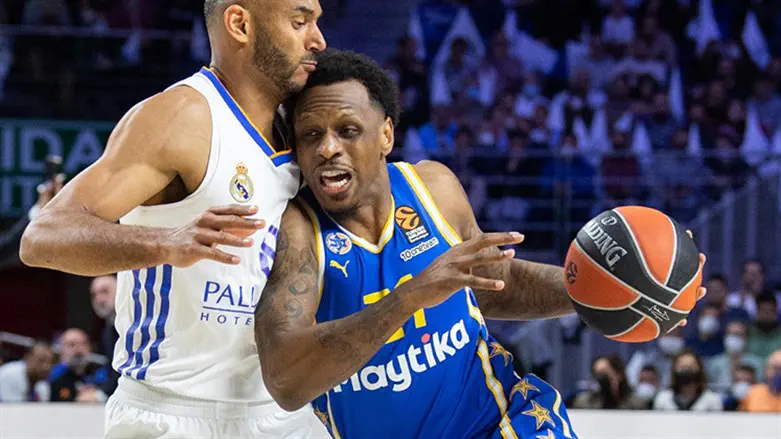 ג'יימס ננאלי מול ריאל מדריד