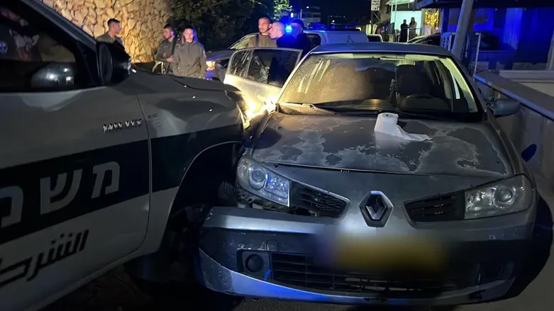 הלוחמים עוצרים את החשודים