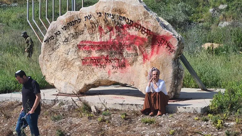 Оскверненный памятник Разиэлю Шеваху (הי"ד)