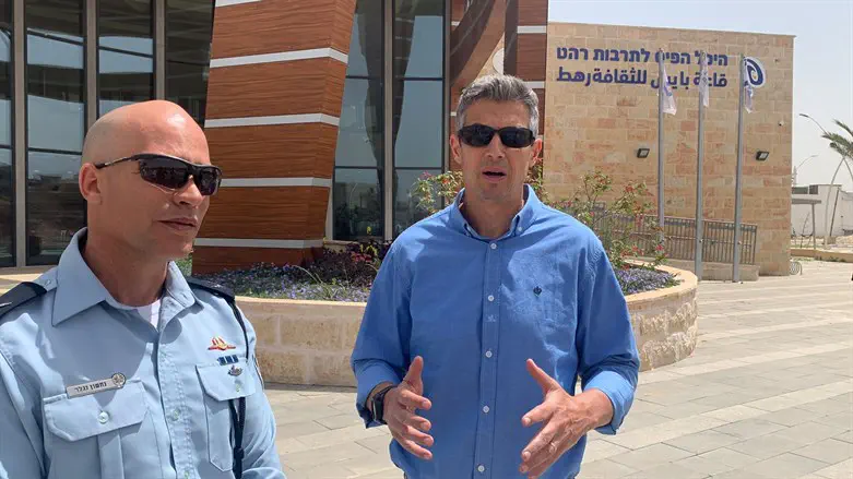 יועז הנדל בהיכל התרבות ברהט עם עם מפקד מרחב נגב תנ"צ נחשון נגלר