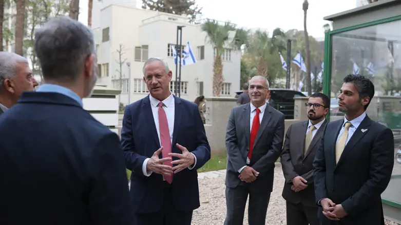 גנץ עם השגרירים