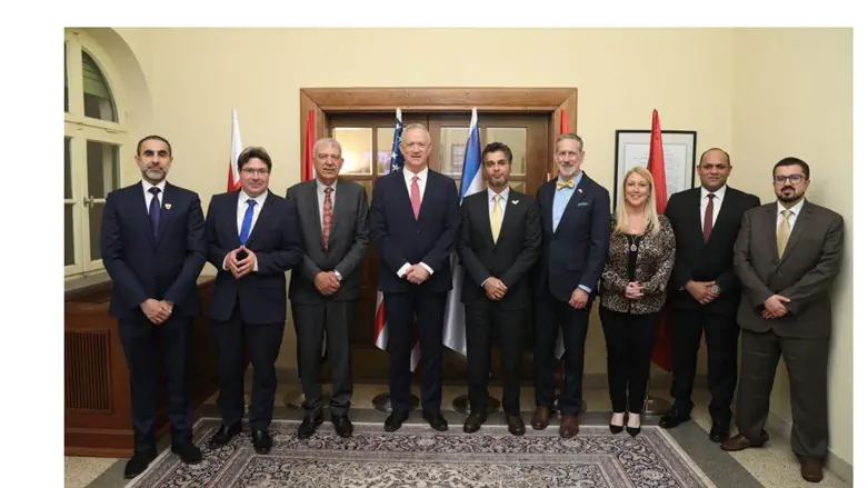 Defense Minister Gantz and ambassadors at Iftar event