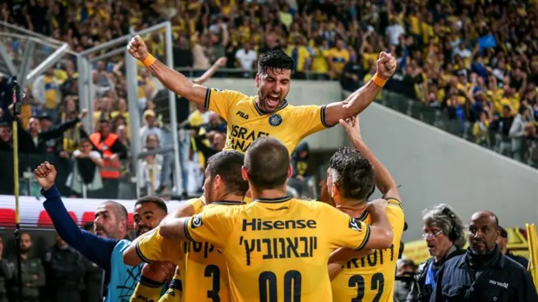 שחקני מכבי חוגגים ניצחון נוסף בדרבי