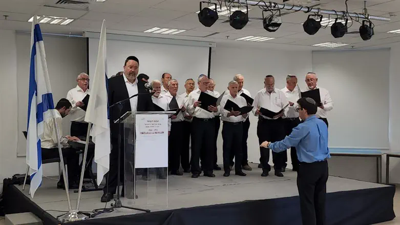 אברימי רוט עם המקהלה בניצוחו של אופיר סובול