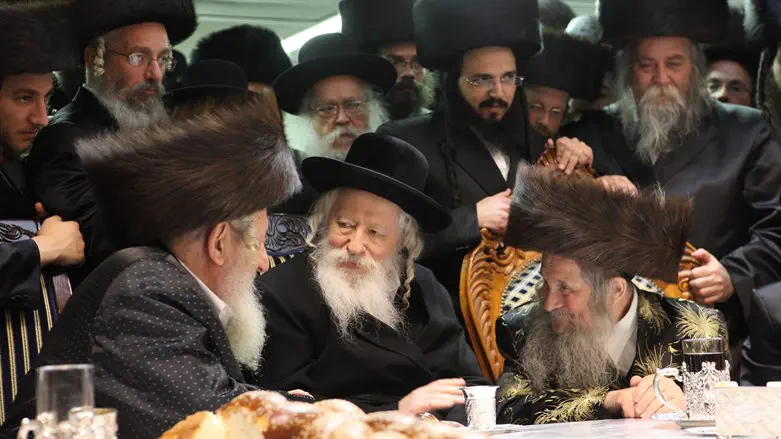 האדמו"ר מגור (במרכז)