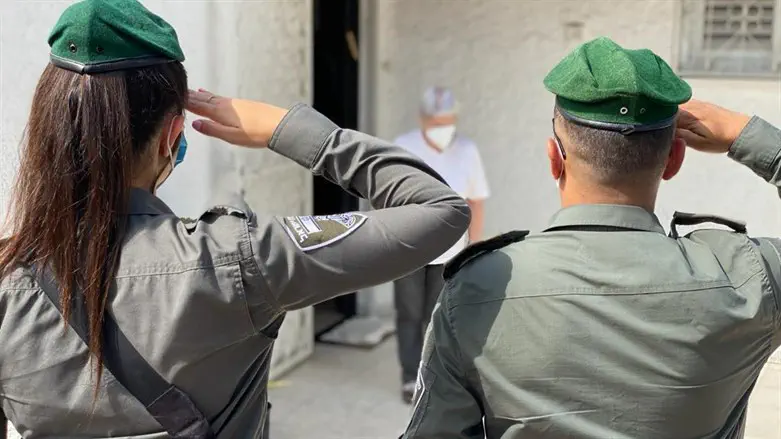 מצדיעים לניצולי שואה