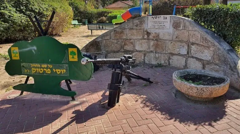 המקלע באנדרטה על שם יוסי פרטוק