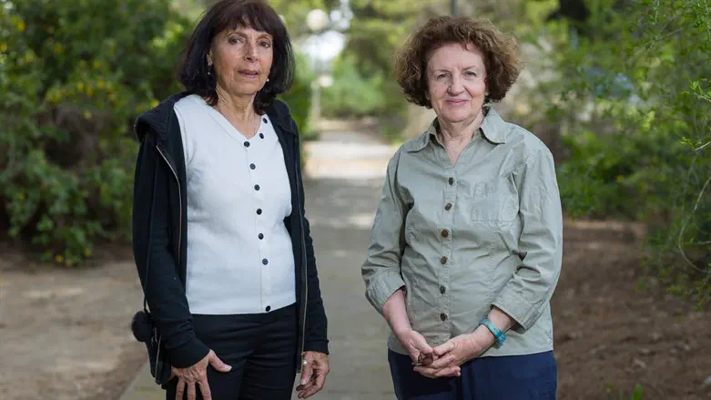 מימין: יונה לוי-גרוסמן וזהבה שקד