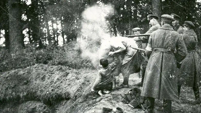 Фотография расстрела еврейской семьи