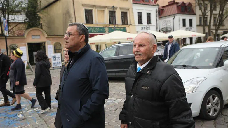 ראש עיריית ירושלים משה ליאון עם אביו שלום בפולין 