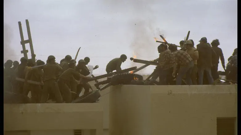 נחרת כאיום בתודעה הצה"לית. המאבק על הגגות בימית