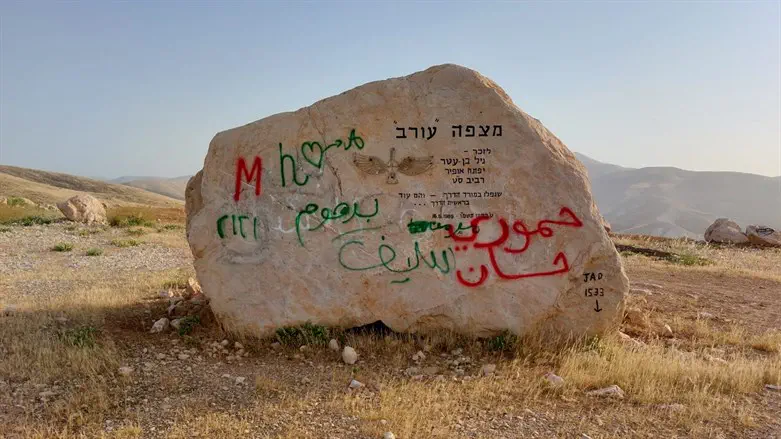 ערבים חיללו את אנדרטת הצנחנים מצפה עורב