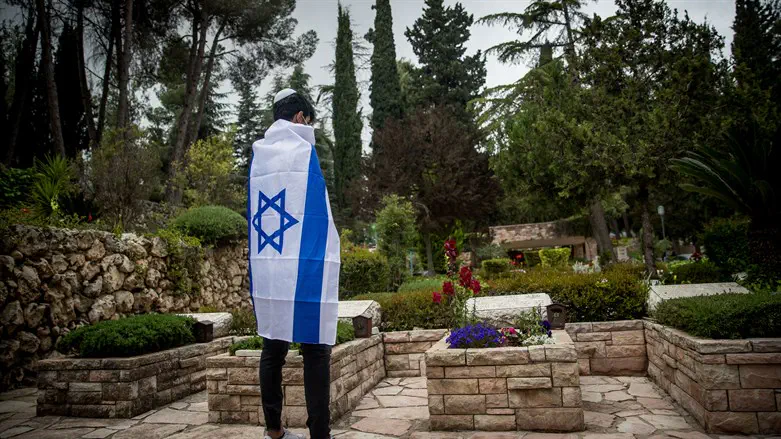 מתייחדים עם זכר הנופלים. הר הרצל