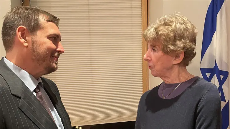 הקונסול אסף זמיר עם ניצולת השואה רנה קאן סילבר