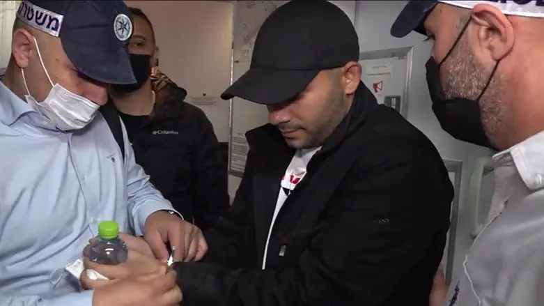 מעצר הנאשם עם נחיתתו בארץ