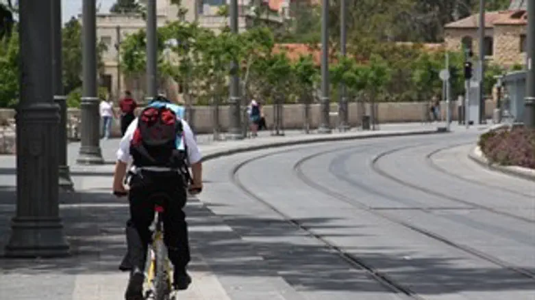 ירושלים רחוב יפו רוכב אופניים