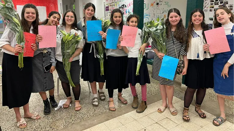 חניכות עזרא ברעננה. ארכיון