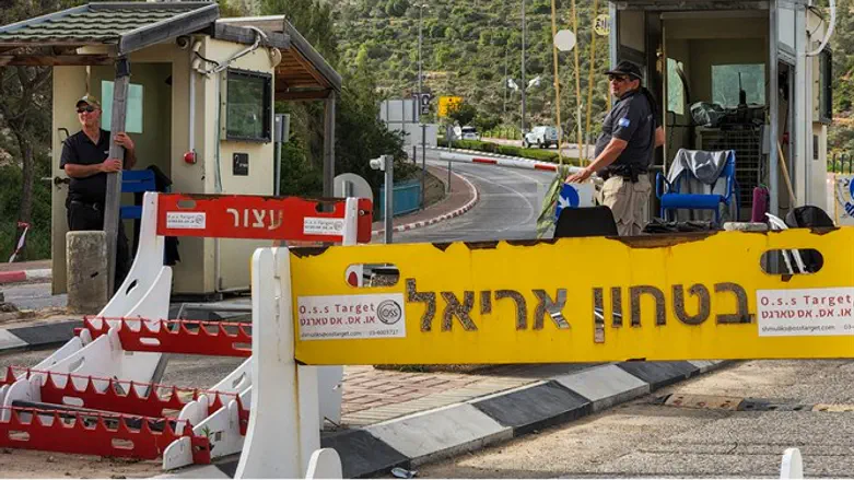 Пост охраны на въезде в Ариэль