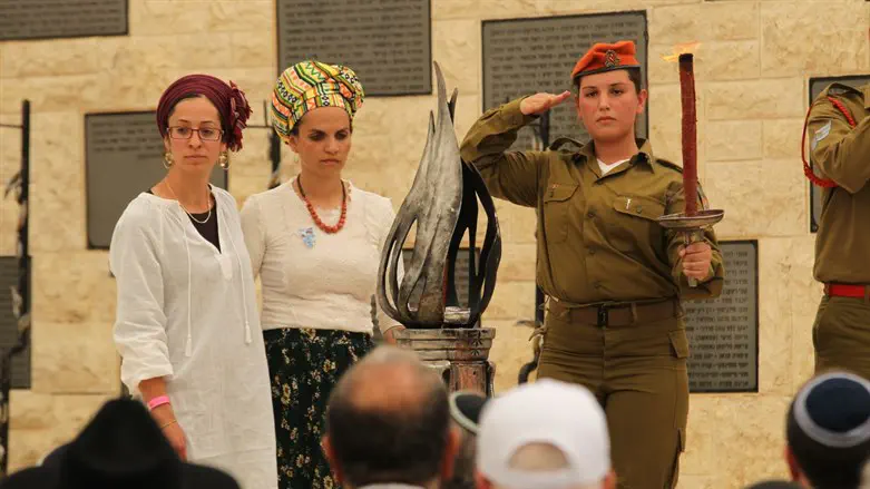 יעל שבח ומרים בן גל בטקס לזכר נרצחי פעולות האיבה