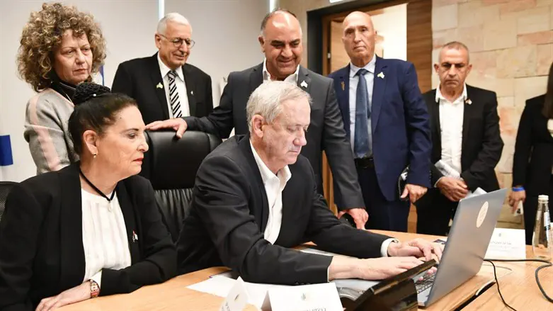 גנץ מדליק נר