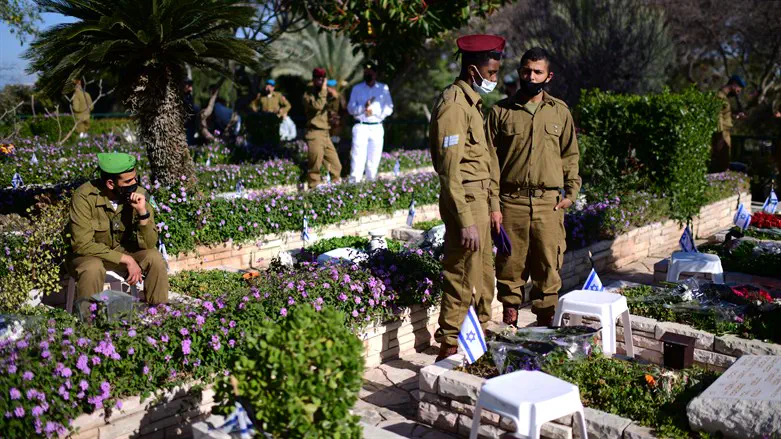 חיילי צה"ל בבית העלמין הצבאי בקריית שאול