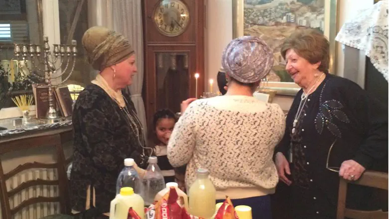 בלה עמירם (מימין) עם אסתר פולארד 