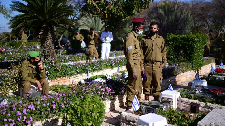 Солдаты ЦАХАЛ на военном кладбище в Кирьят-Шауле