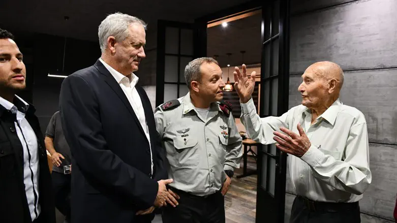 מימין: שייקה גביש, אליעזר טולדנו ובני גנץ