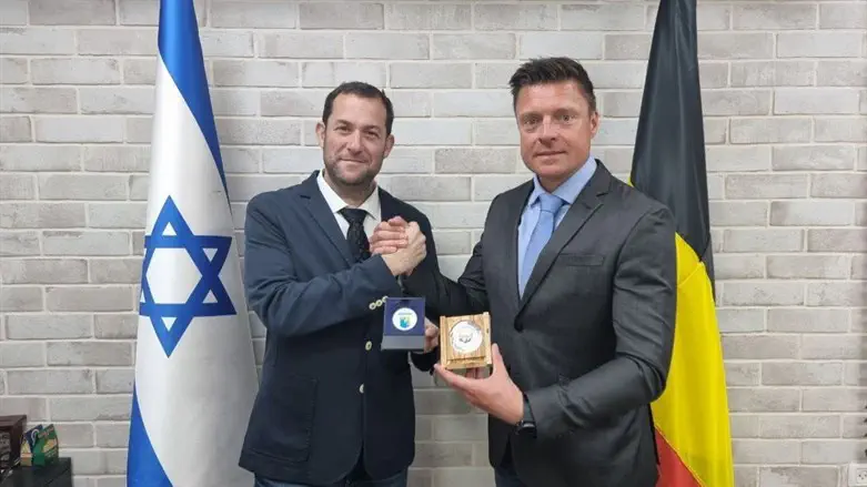 יוסי דגן עם חבר הפרלמנט הבלגי קון מטסו