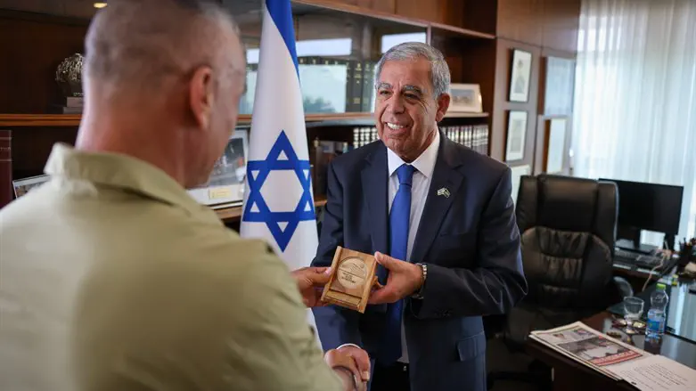 מיקי לוי עם מפקד הימ"מ