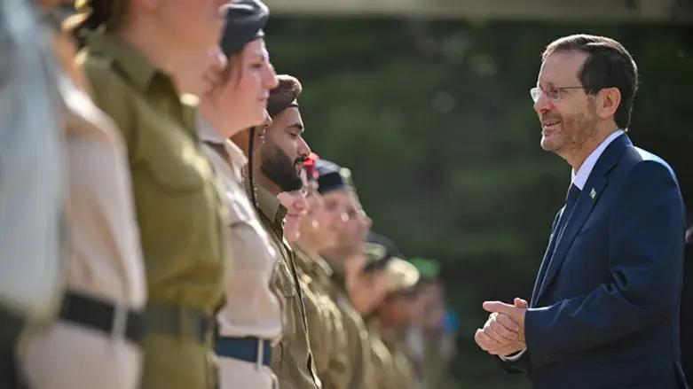 Ицхак Герцог с солдатами