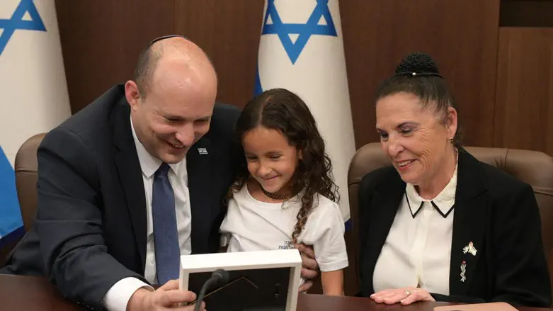 ראש הממשלה עם נציגות אלמנות ויתומי צה"ל