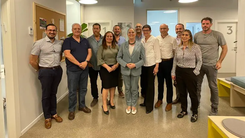 לצמוח בסביבה שהיא מאפשרת אבל גם מוגנת