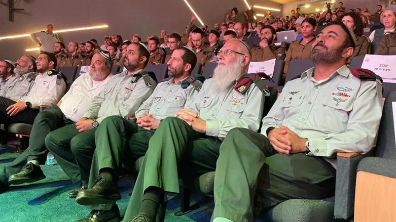הרב אייל קרים וסגל הרבנות הצבאית בטקס