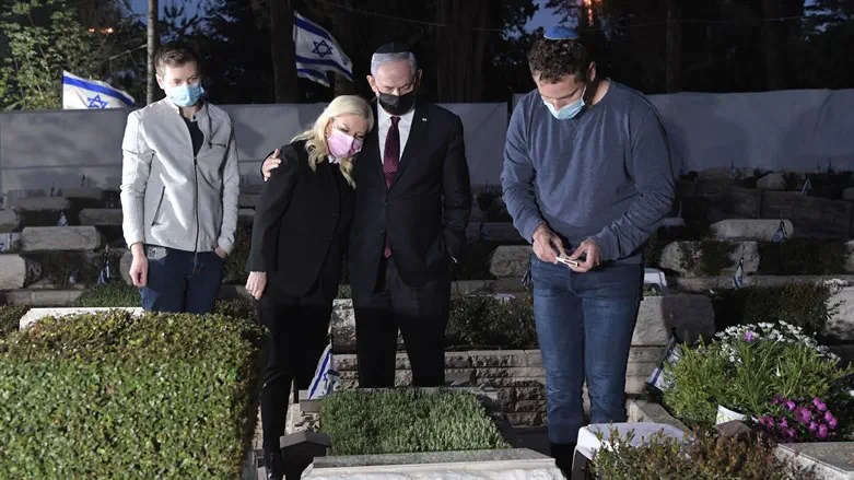 נתניהו ומשפחתו ליד קברו של יוני נתניהו