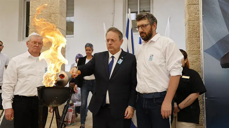 אדוארד גרמן וגרמן רוז׳קוב מדליקים את לפיד הזיכרון