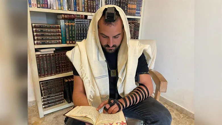 עקיבא עם הדיסקית ביום הזיכרון